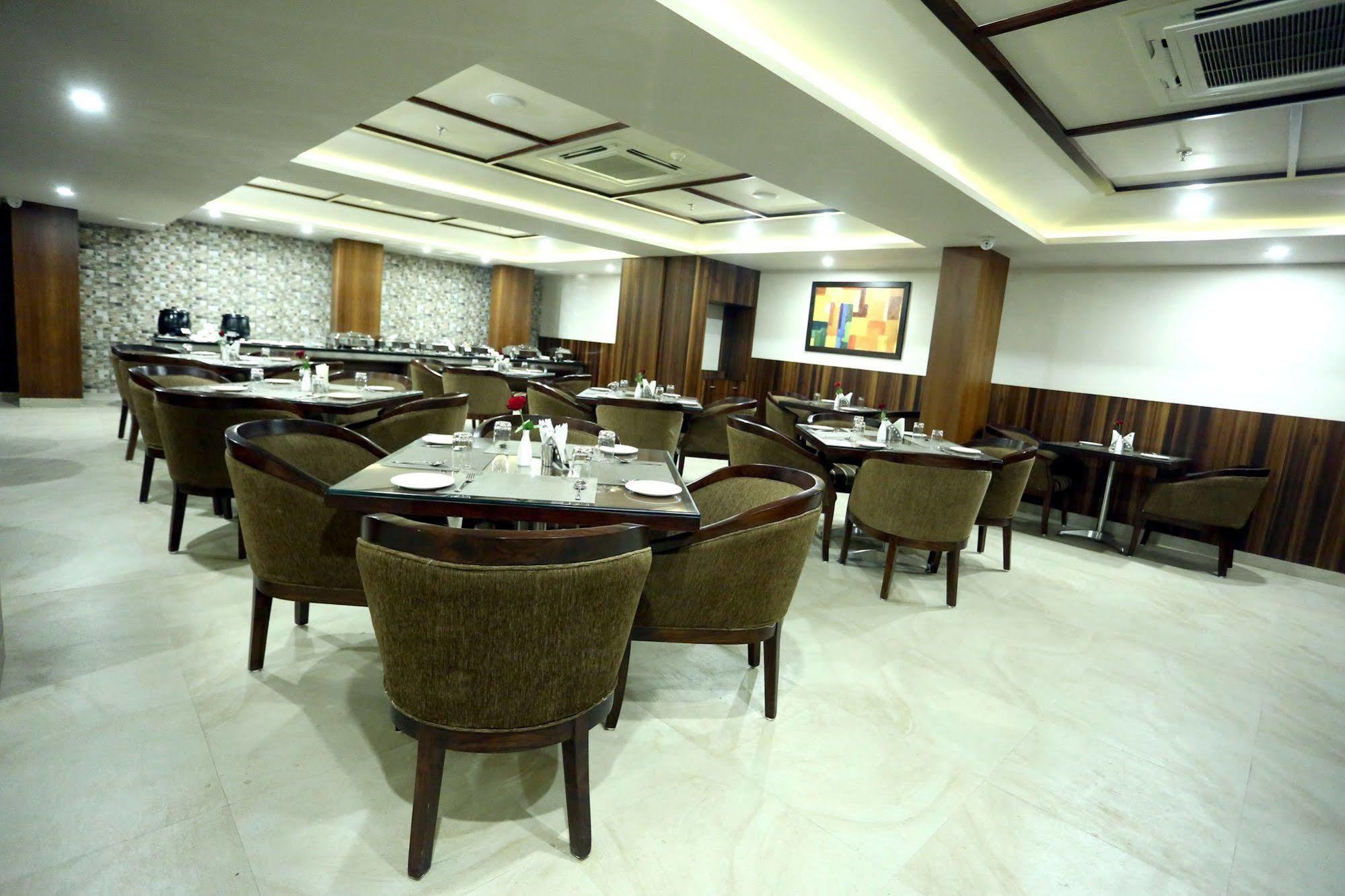 Solitaire Hotel Raipur  Bagian luar foto
