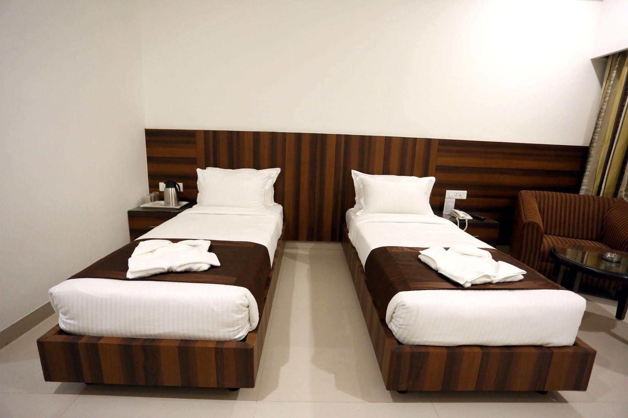 Solitaire Hotel Raipur  Bagian luar foto