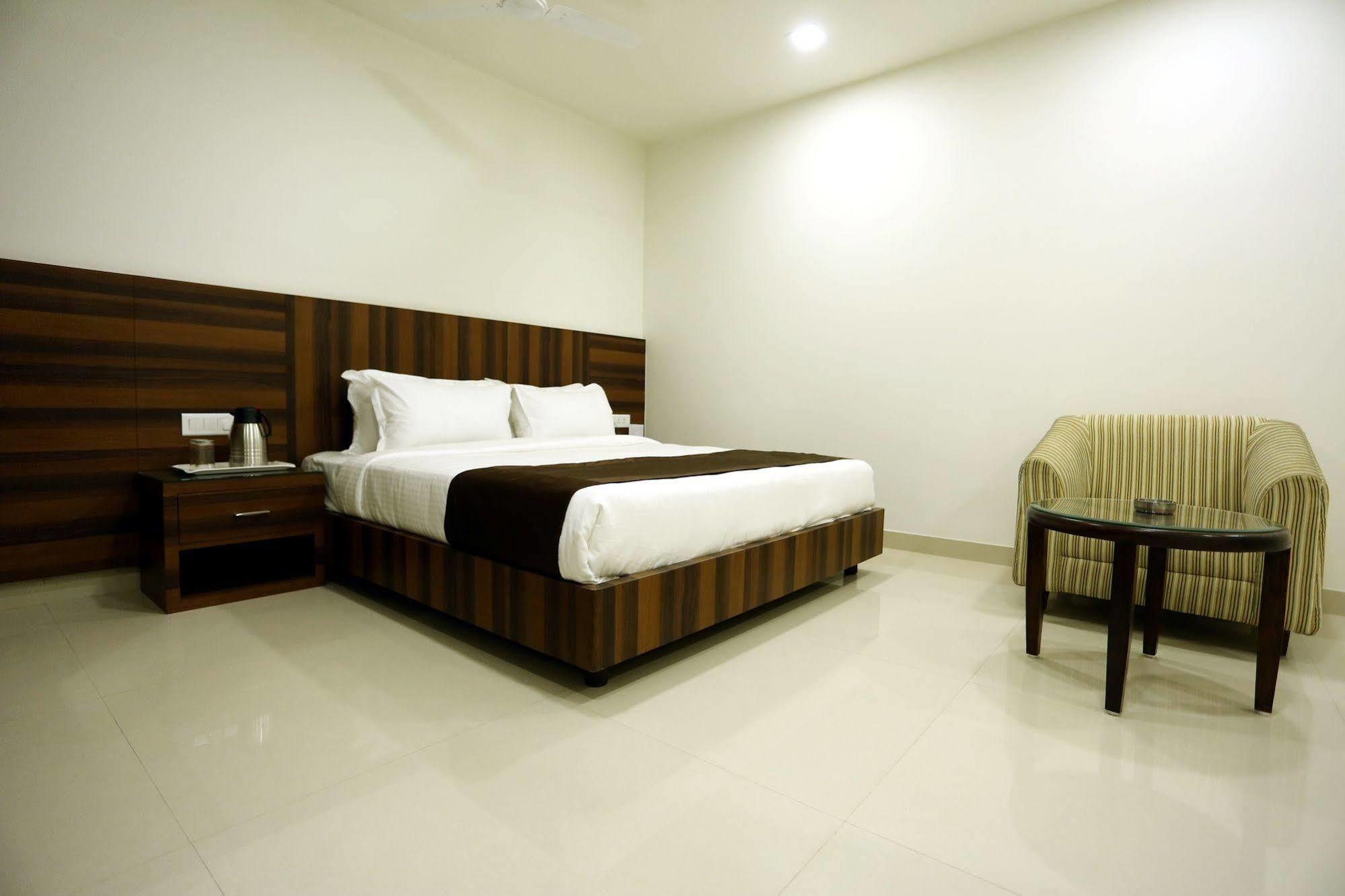 Solitaire Hotel Raipur  Bagian luar foto