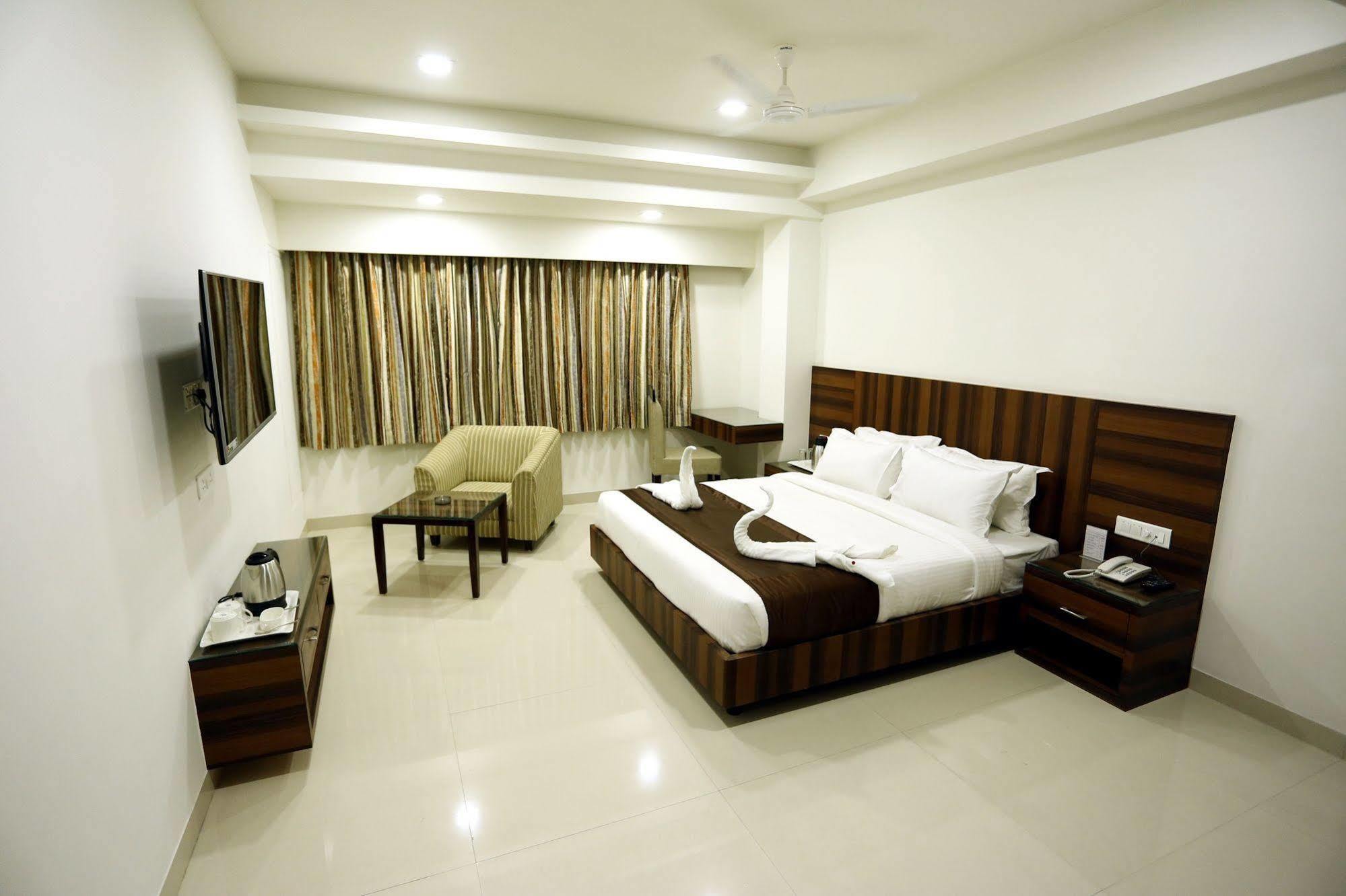 Solitaire Hotel Raipur  Bagian luar foto