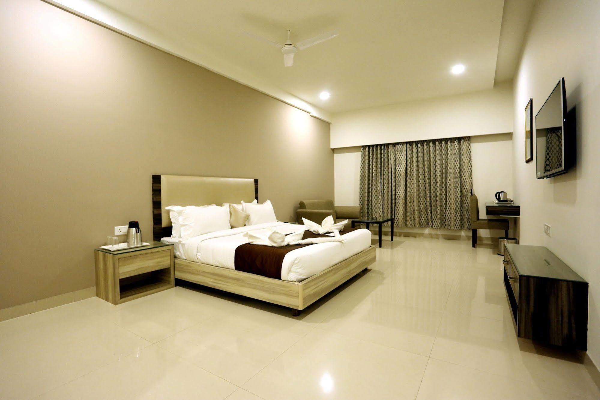 Solitaire Hotel Raipur  Bagian luar foto