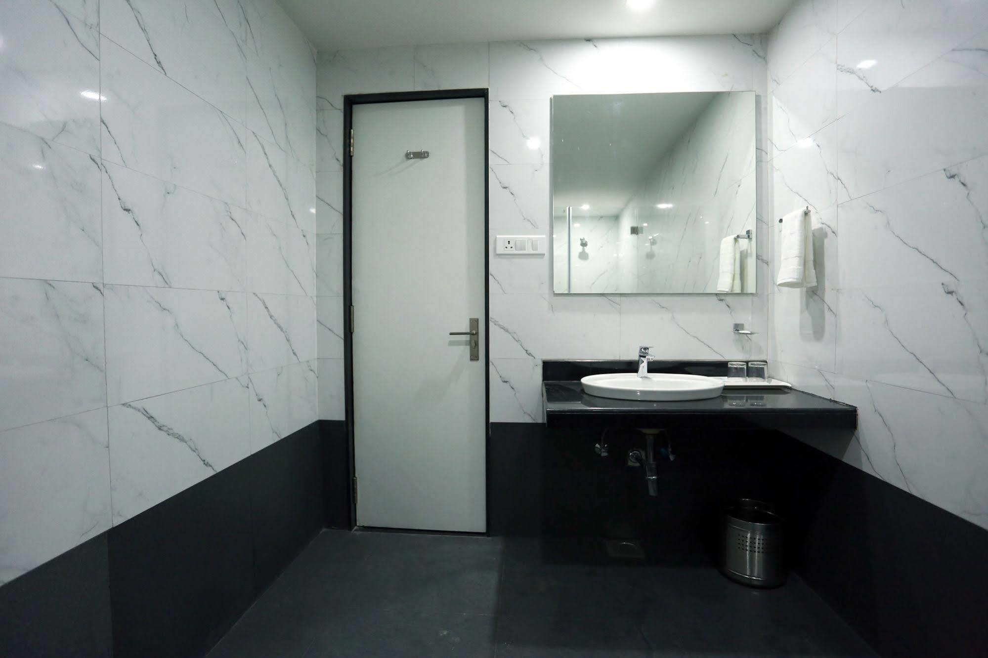 Solitaire Hotel Raipur  Bagian luar foto