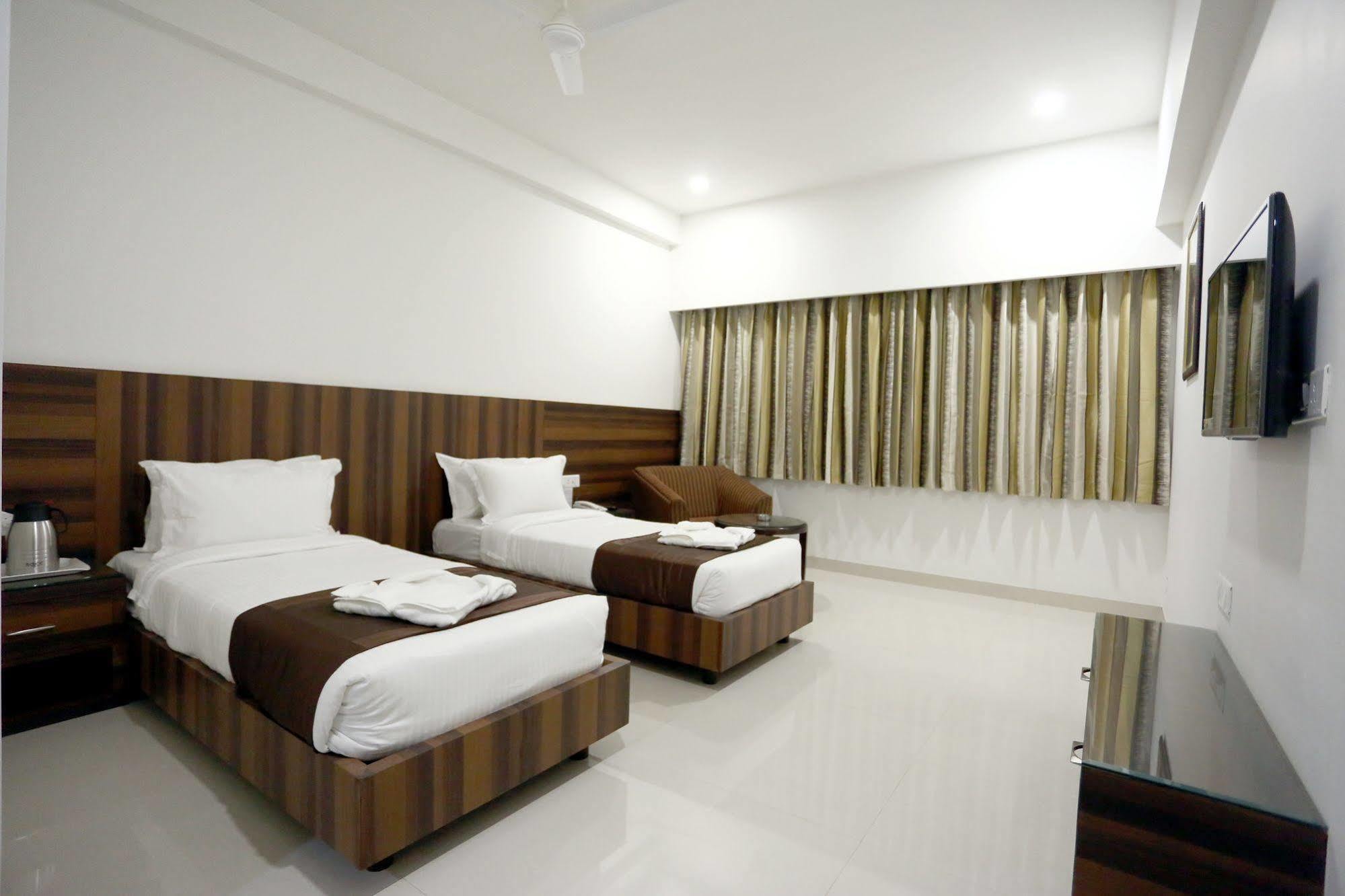 Solitaire Hotel Raipur  Bagian luar foto