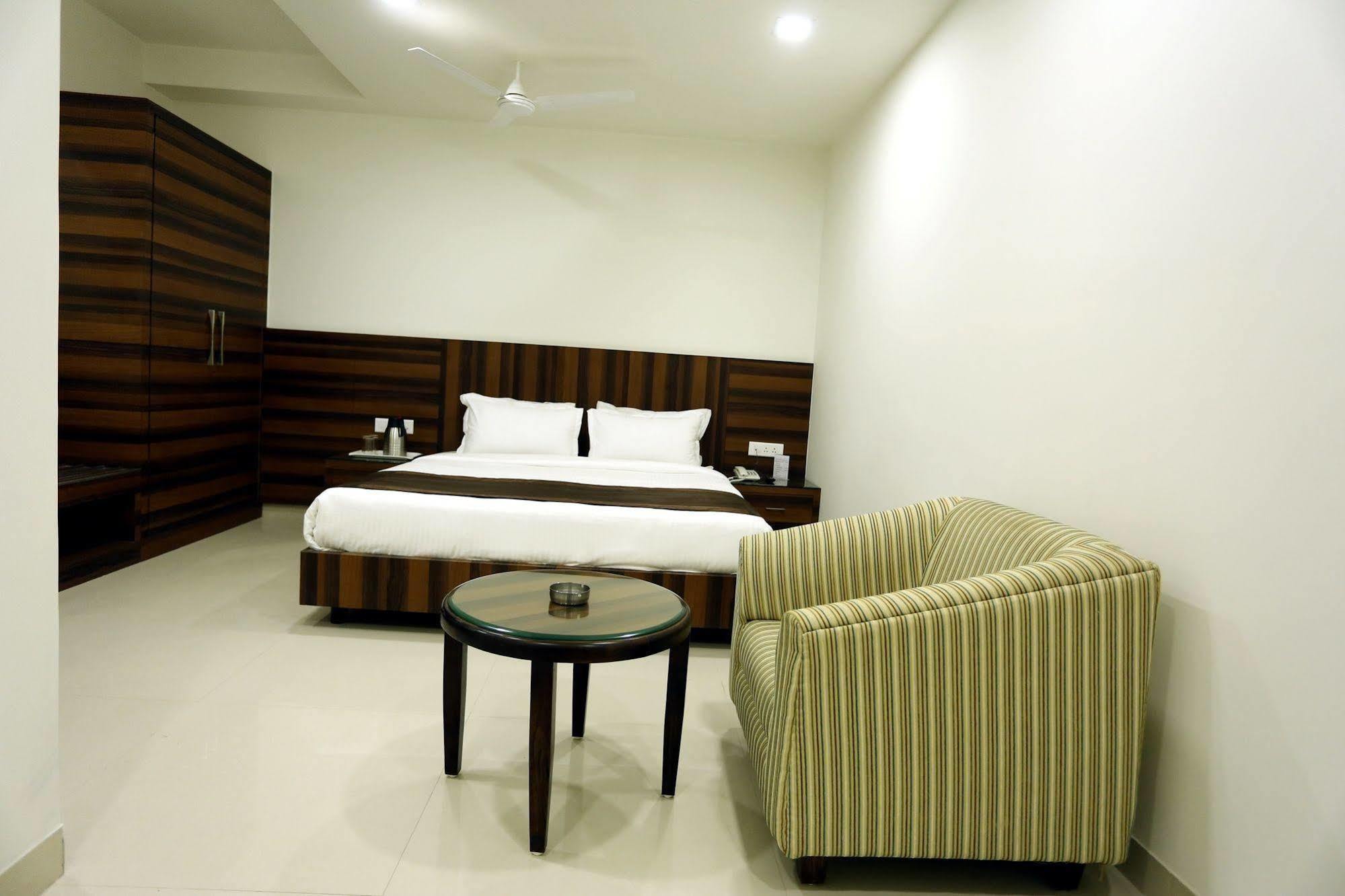 Solitaire Hotel Raipur  Bagian luar foto