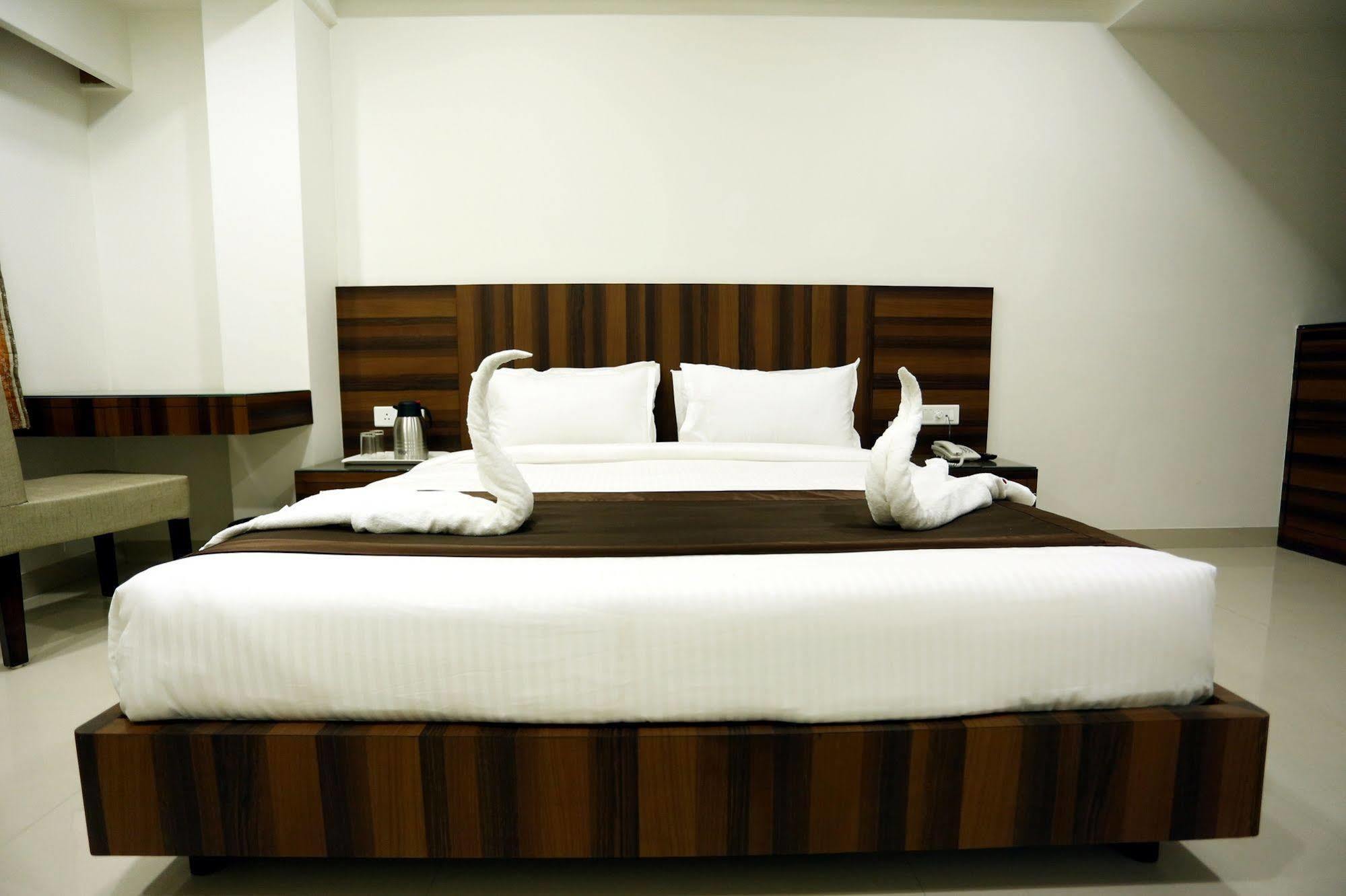 Solitaire Hotel Raipur  Bagian luar foto