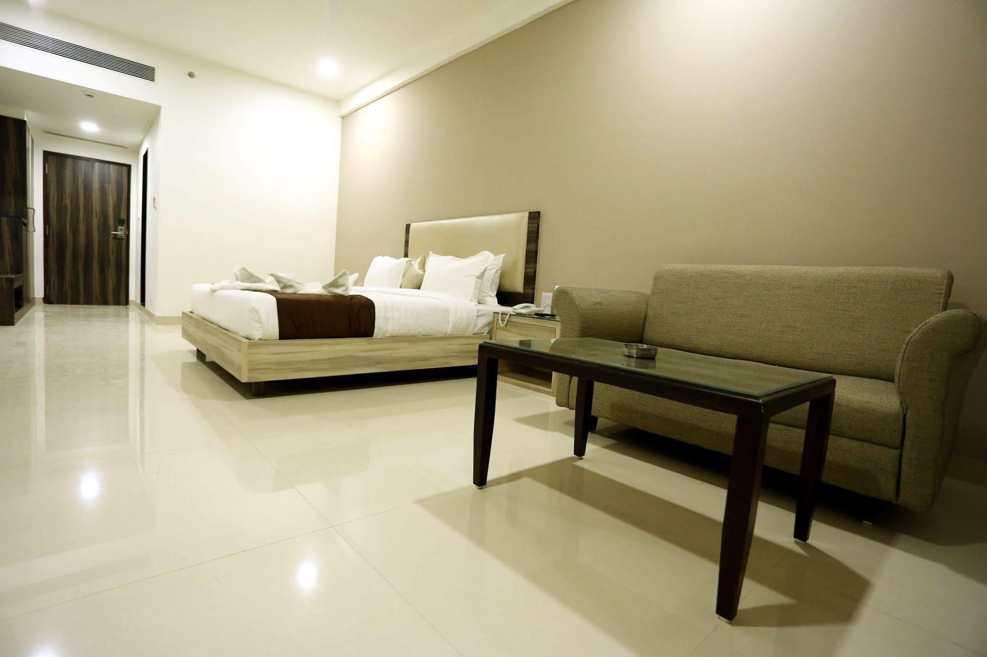 Solitaire Hotel Raipur  Bagian luar foto